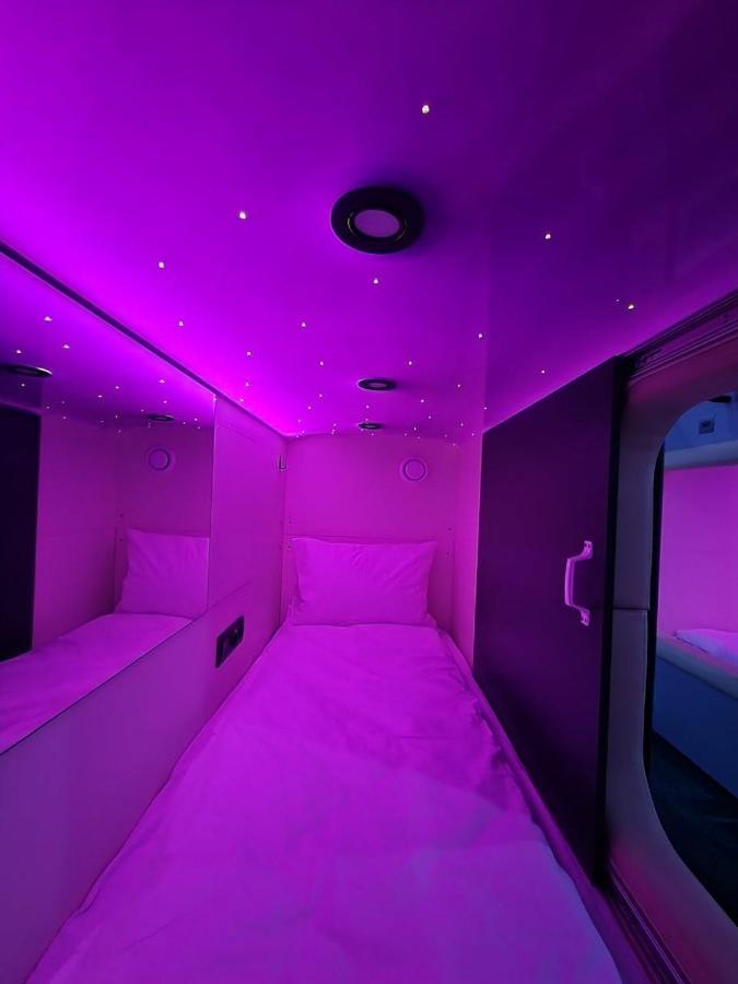 Capsule Hotel Constellation 91 Leópolis Exterior foto