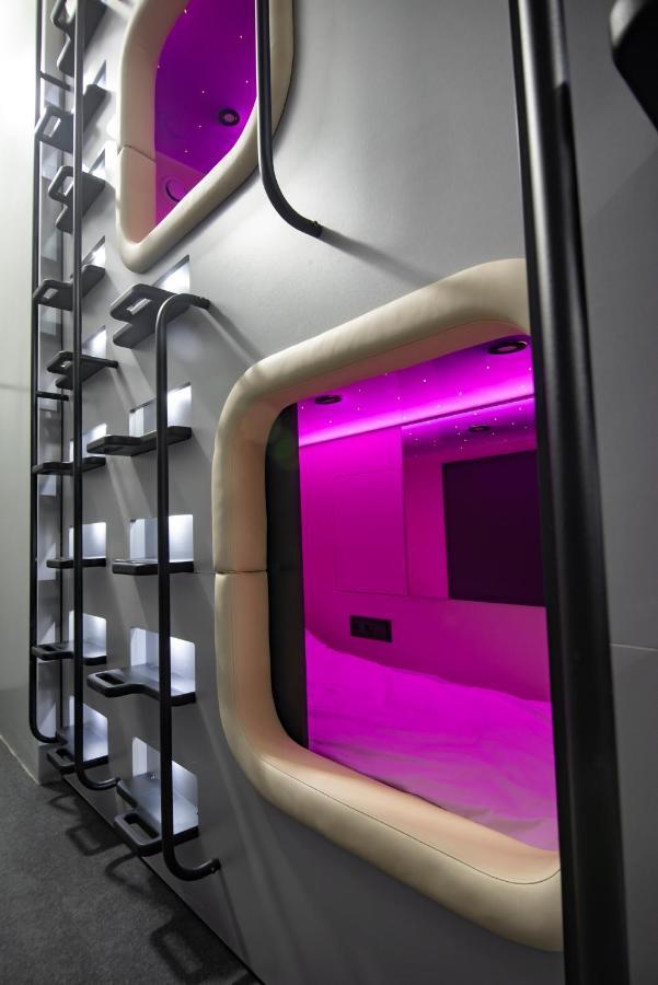 Capsule Hotel Constellation 91 Leópolis Exterior foto