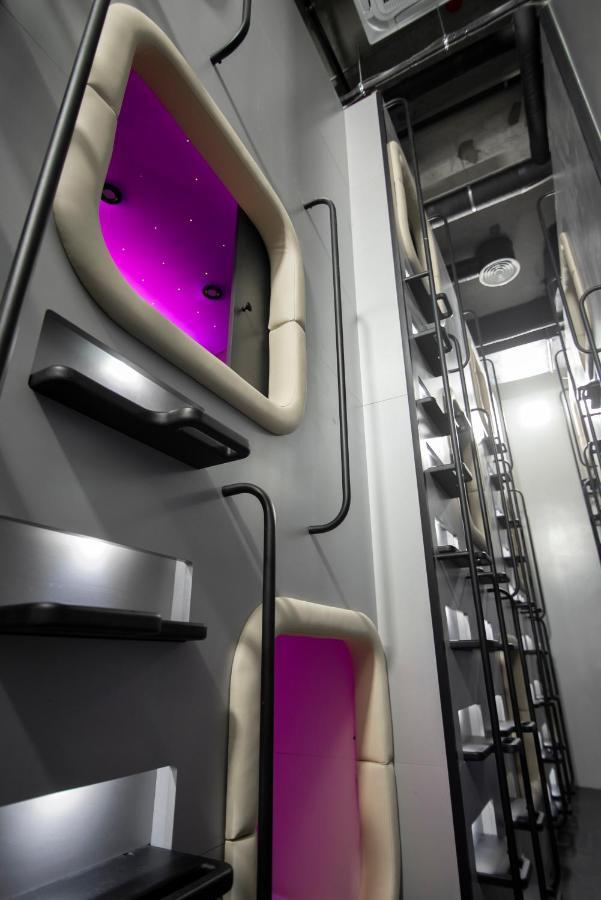 Capsule Hotel Constellation 91 Leópolis Exterior foto
